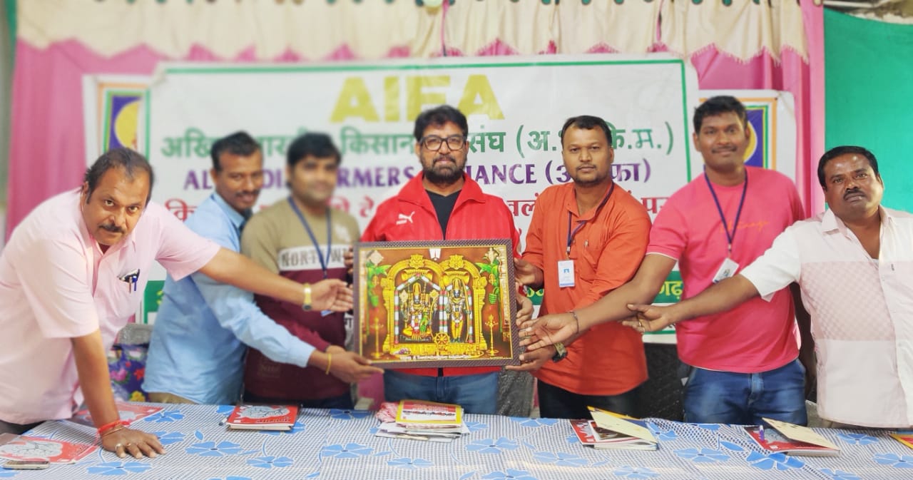 डॉ राजाराम त्रिपाठी को आंध्र प्रदेश की भद्राचलम से जैविक किसान संगठन की ओर से अवॉर्ड आफ एक्सीलेंस 2021 तथा स्मृति चिन्ह भेंट किया।